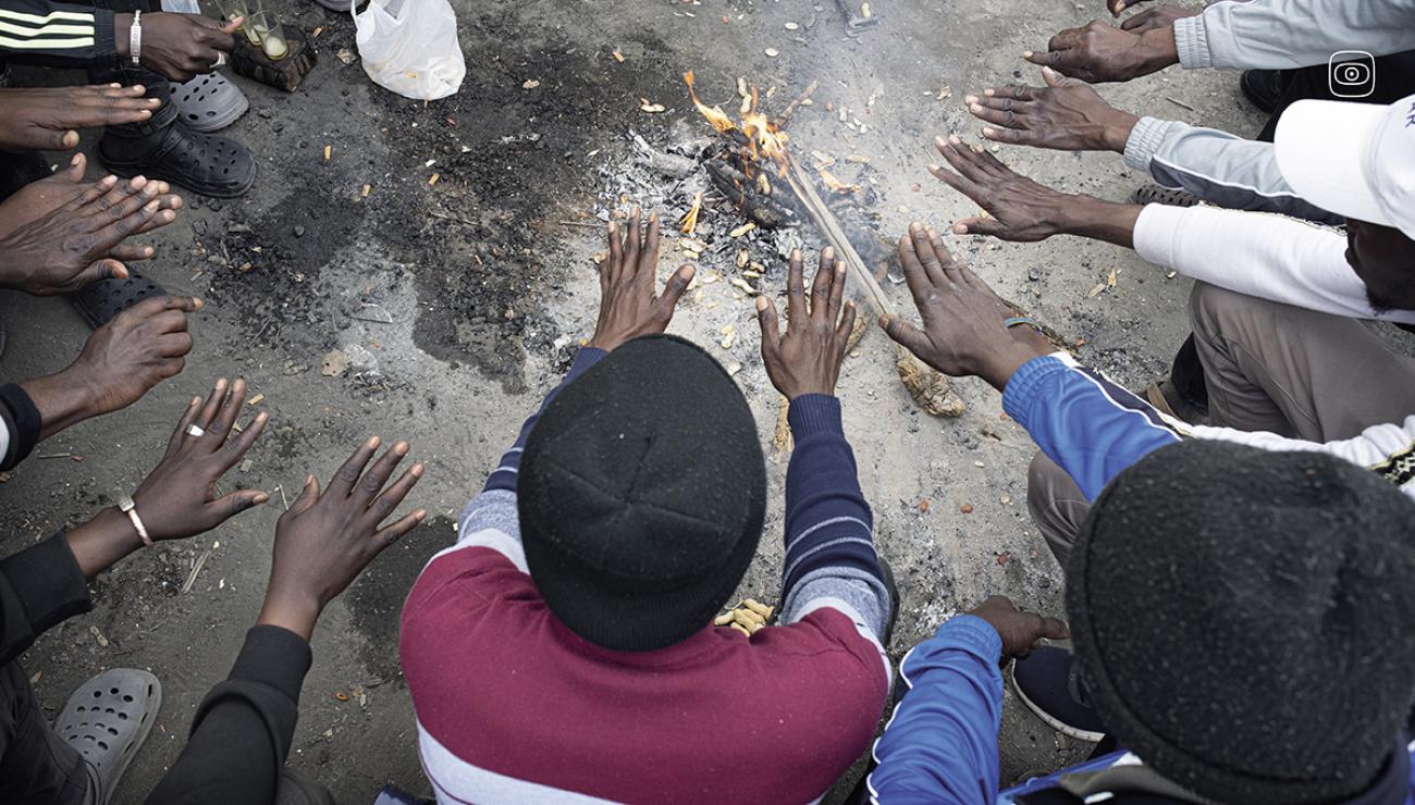 On February 24, 2025, several asylum seekers from Mali were warming themselves by a fire near the Temporary Stay Center for Immigrants (CETI) in Melilla. Days later, the center denied entry to new arrivals, forcing them to spend several nights outside.