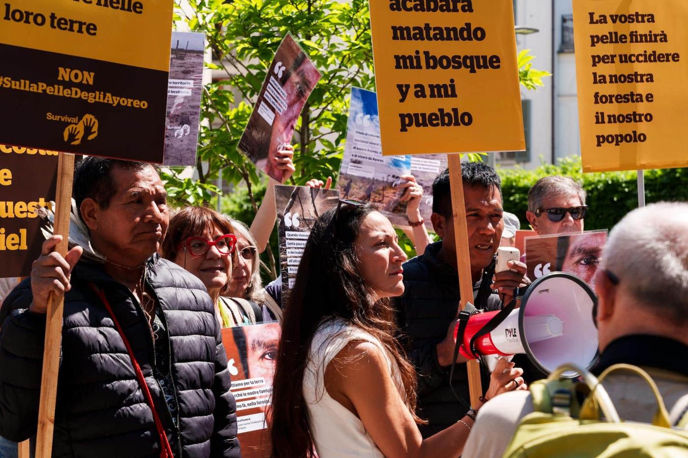 Porai Picanerai y Darajidi Picanerai, los dos líderes Ayoreo en Milán, en la manifestación por el atropello a su territorio, apoyado por activistas europeos.