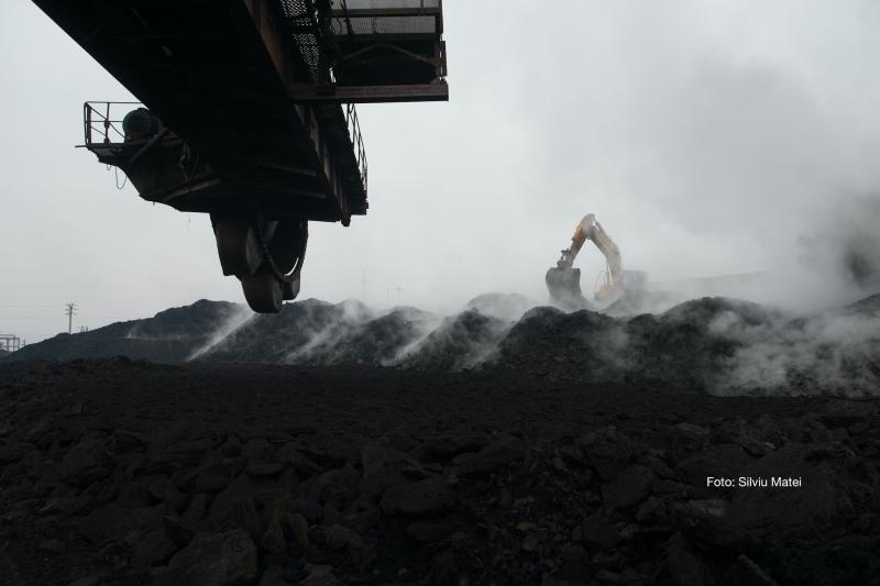 black and white, crane in the back in the middle of pits 