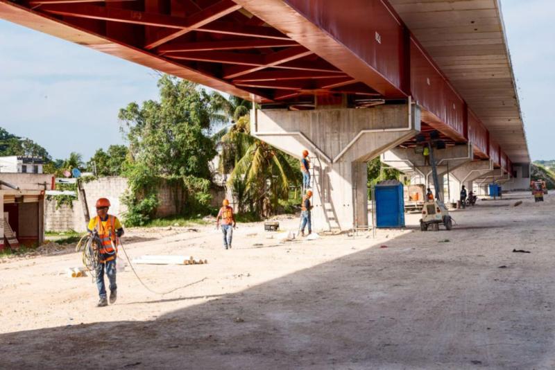 Arbeiders tijdens de werken aan het Tren Maya-project. Het treintraject moet voornamelijk toeristen en goederen gemakkelijker transporteren. Het traject staat onder de controle van het leger.