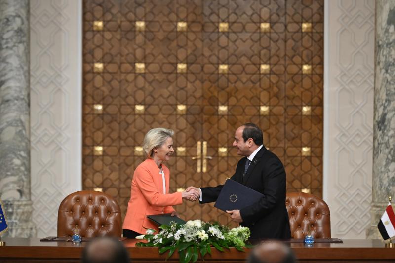 Handshake between Abdel Fattah al-Sissi and Ursula von der Leyen