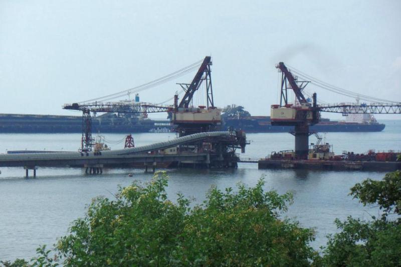 De steenkoolhaven van Drummond nabij de stad Santa Marta