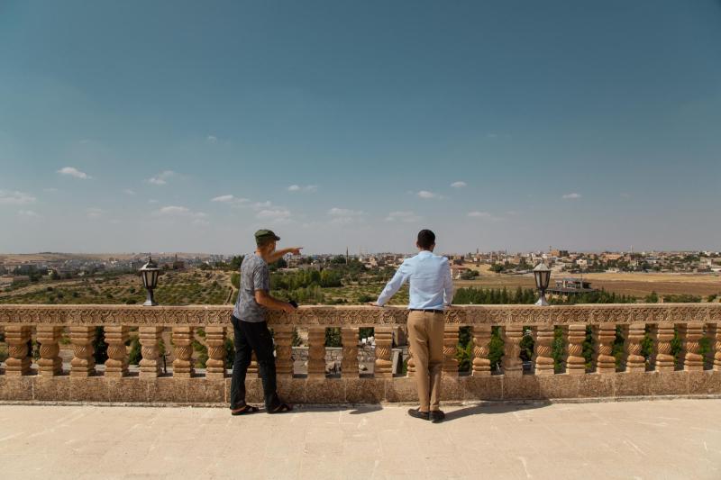 Midyat, ZO Turkije. Alexendro Yaramis en fixer Eliyo op het dak van één van de vele kloosters hier.
