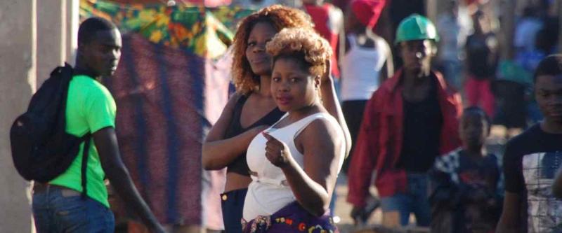 Twee curtidor's in de wijk van herkomst in de periferie van Maputo