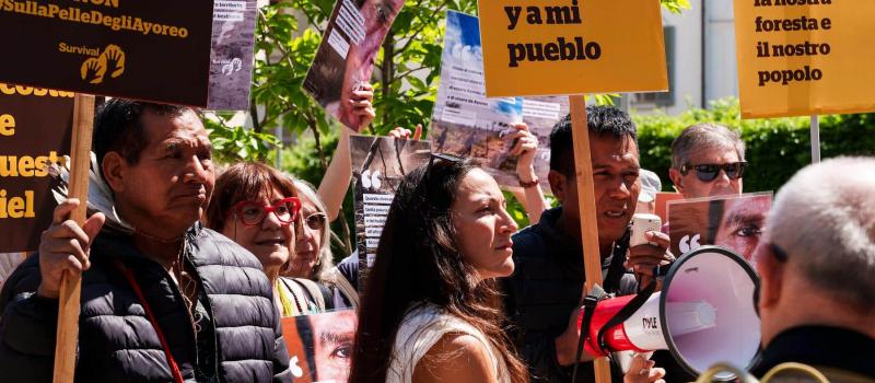 Porai Picanerai y Darajidi Picanerai, los dos líderes Ayoreo en Milán, en la manifestación por el atropello a su territorio, apoyado por activistas europeos.