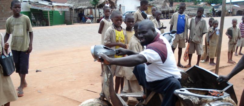 Het zwarte goud van gehandicapten in Benin